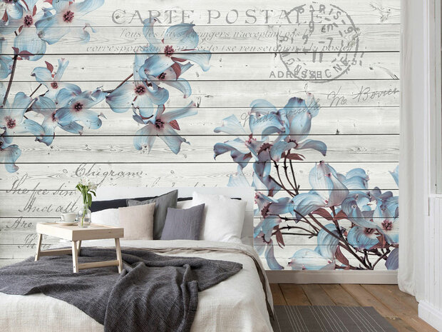 Postcard fotobehang Hout met blauwe bloemen